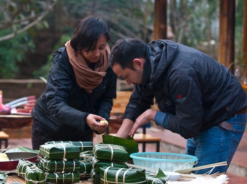 Mộc Châu Retreta tổ chức gói bánh chưng cho khahcs