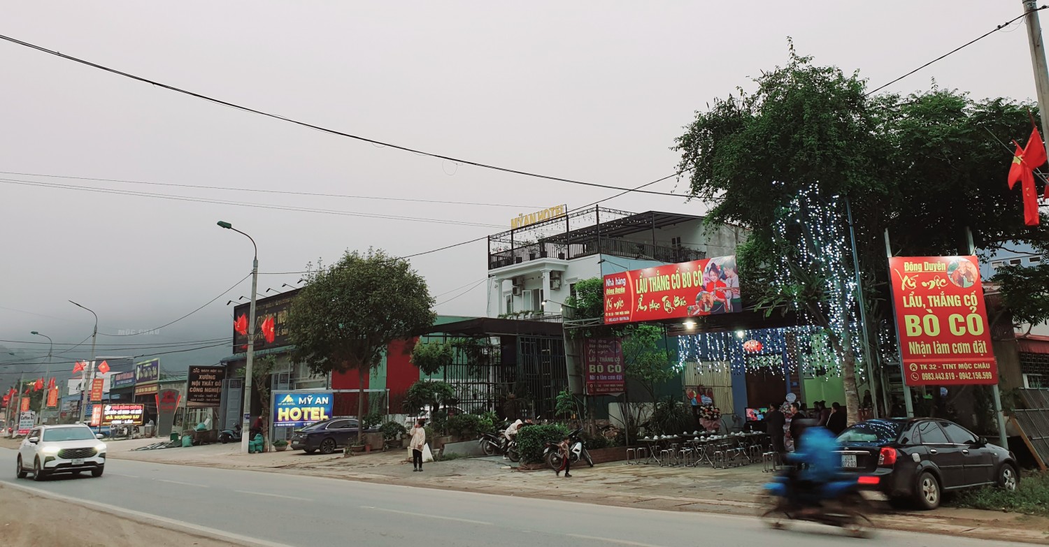 Nhà hàng Mộc Châu Đông Duyên cách khách sạn Mường Thanh & Phố đi bộ Mộc Châu chừng 200m