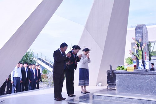 Chủ tịch Quốc hội Việt Nam và Chủ tịch Quốc hội Lào dâng hương tại Khu di tích Trung đoàn 52 Tây Tiến
